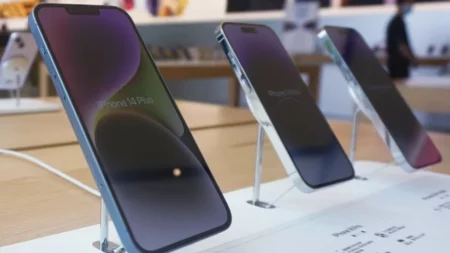 Apple Faces Share Slide Amidst Reports of Chinese Government’s iPhone Ban